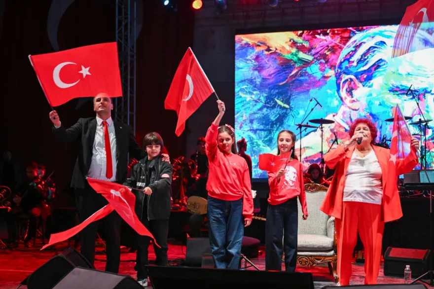 Bornova’da Cumhuriyet Sevinci Selda Bağcan Konseriyle Zirveye Taşındı