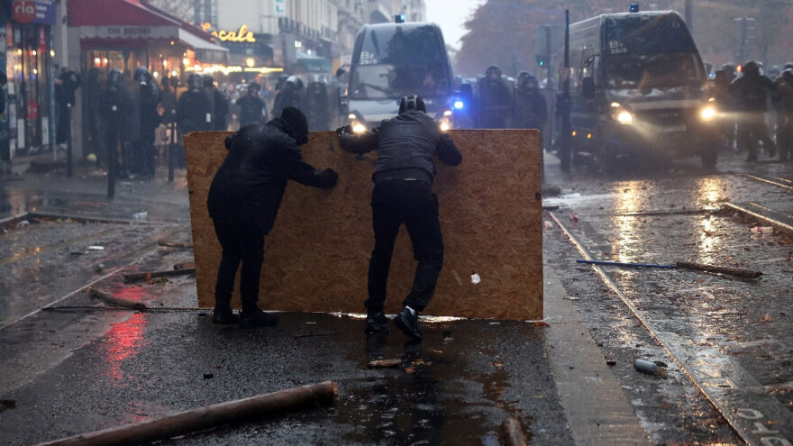 Paris’te kısmi sokağa çıkma yasağı uygulanacak